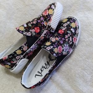 NWOT Very G floral slip on